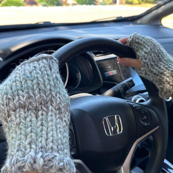 NWT Handknit Chunky Wool Fingerless Gloves ~ Unisex - Picture 6 of 7
